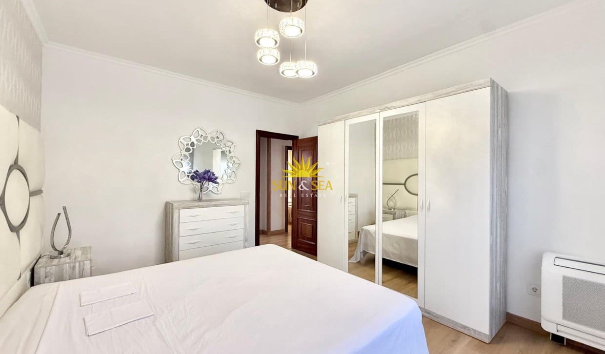 Chalet de 4 habitaciones en La Zenia en alquiler con piscina - 2.900 € (Ref: 10165456)