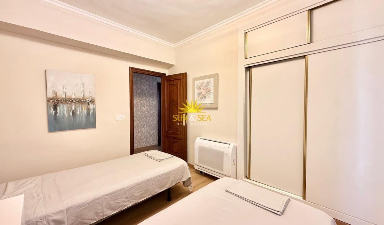 Chalet de 4 habitaciones en La Zenia en alquiler con piscina - 2.900 € (Ref: 10165456)