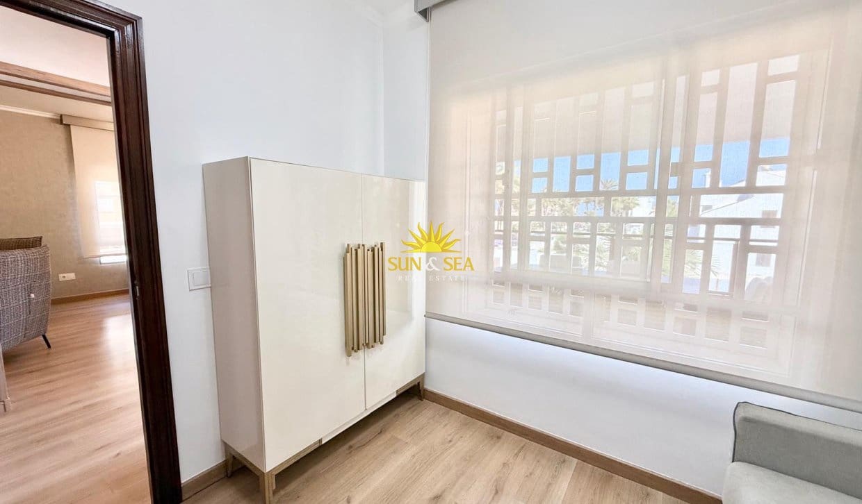 Chalet de 4 habitaciones en La Zenia en alquiler con piscina - 2.900 € (Ref: 10165456)