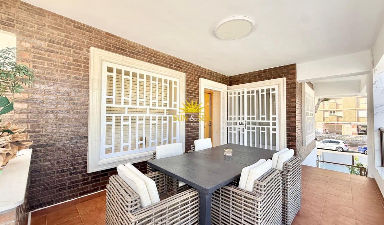 Chalet de 4 habitaciones en La Zenia en alquiler con piscina - 2.900 € (Ref: 10165456)