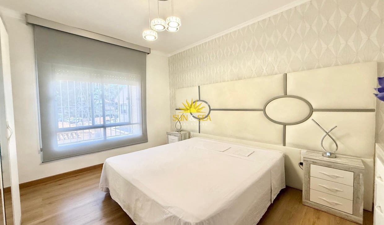 Chalet de 4 habitaciones en La Zenia en alquiler con piscina - 2.900 € (Ref: 10165456)