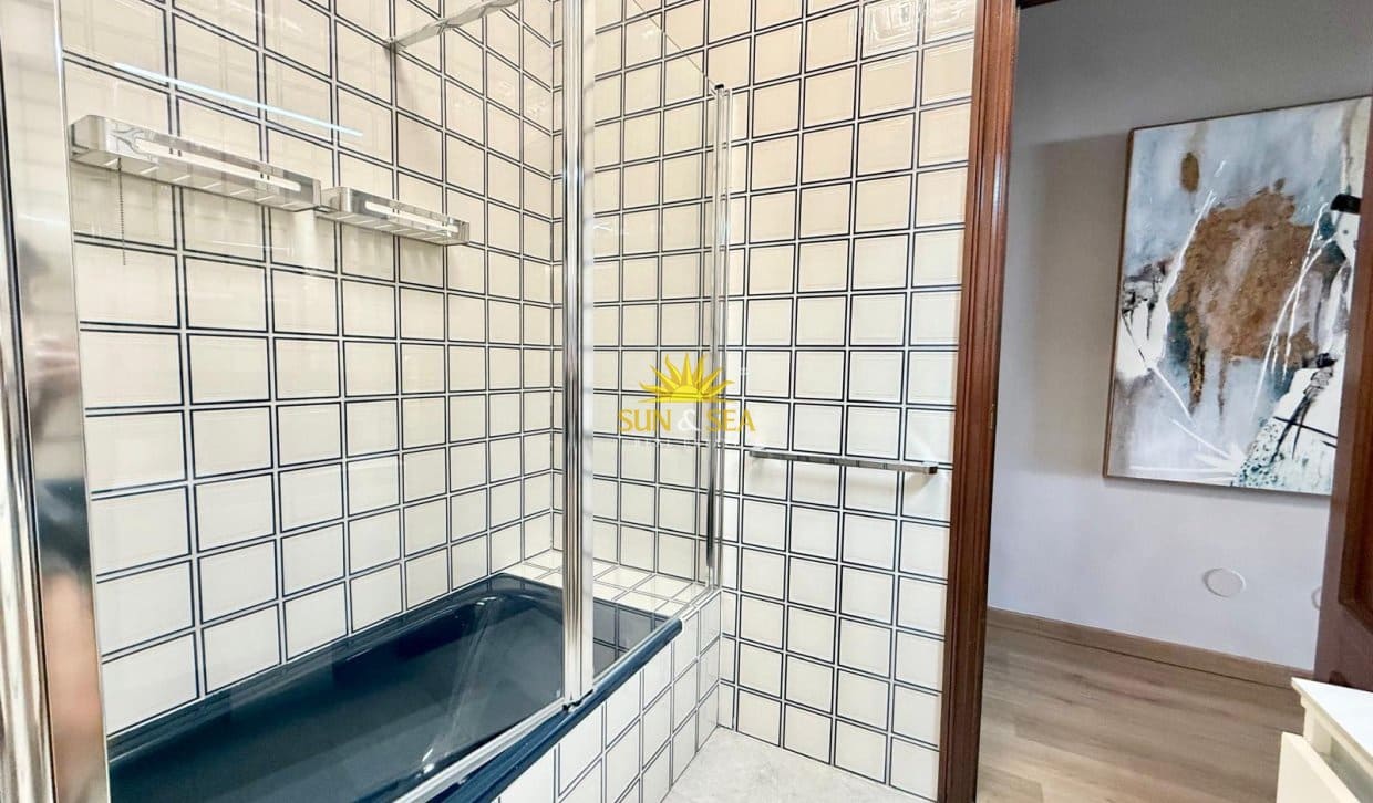 Chalet de 4 habitaciones en La Zenia en alquiler con piscina - 2.900 € (Ref: 10165456)