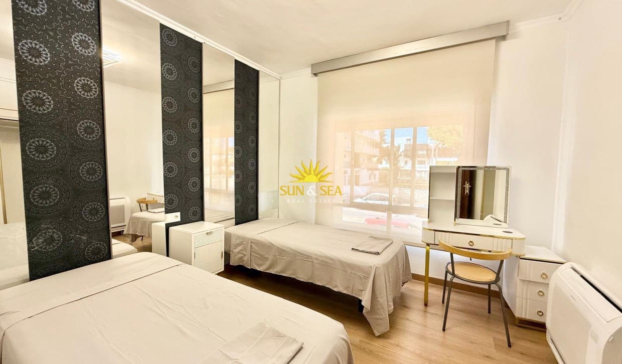 Chalet de 4 habitaciones en La Zenia en alquiler con piscina - 2.900 € (Ref: 10165456)