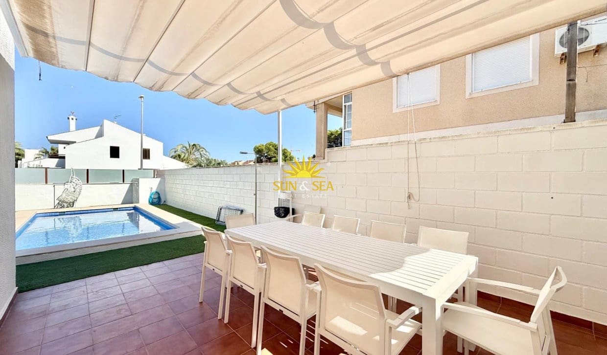 Chalet de 4 habitaciones en La Zenia en alquiler con piscina - 2.900 € (Ref: 10165456)