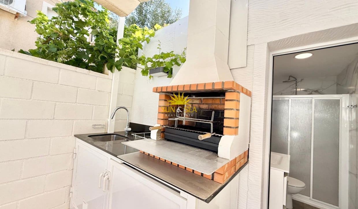 Chalet de 4 habitaciones en La Zenia en alquiler con piscina - 2.900 € (Ref: 10165456)