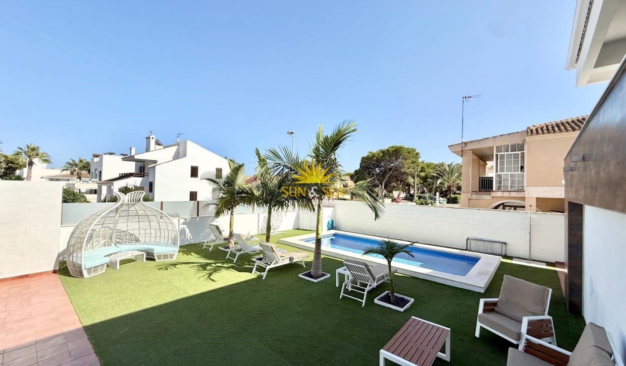 Chalet de 4 habitaciones en La Zenia en alquiler con piscina - 2.900 € (Ref: 10165456)