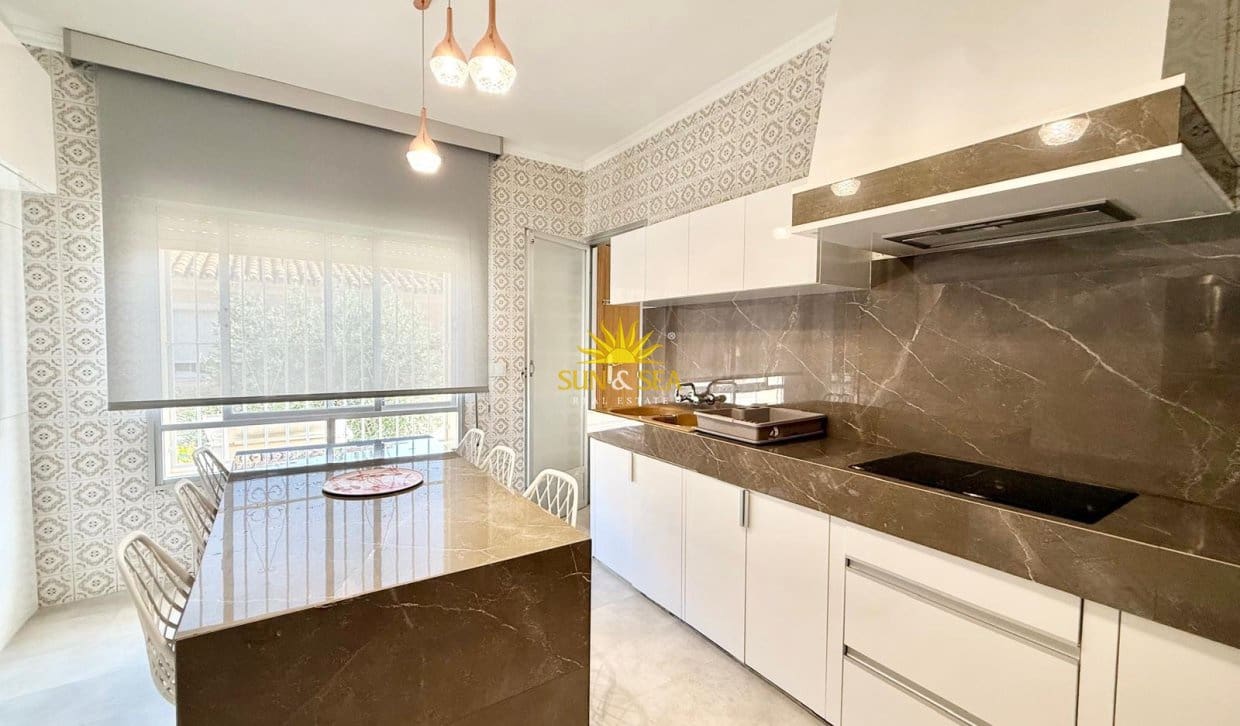 Chalet de 4 habitaciones en La Zenia en alquiler con piscina - 2.900 € (Ref: 10165456)