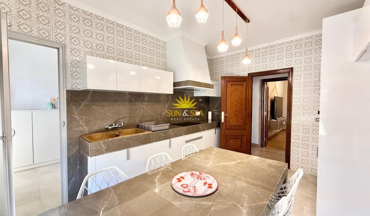 Chalet de 4 habitaciones en La Zenia en alquiler con piscina - 2.900 € (Ref: 10165456)