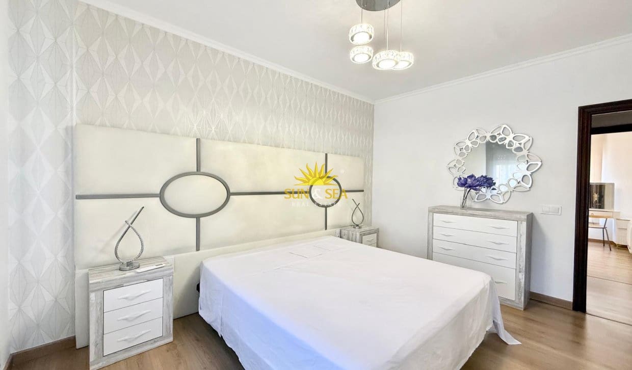 Chalet de 4 habitaciones en La Zenia en alquiler con piscina - 2.900 € (Ref: 10165456)