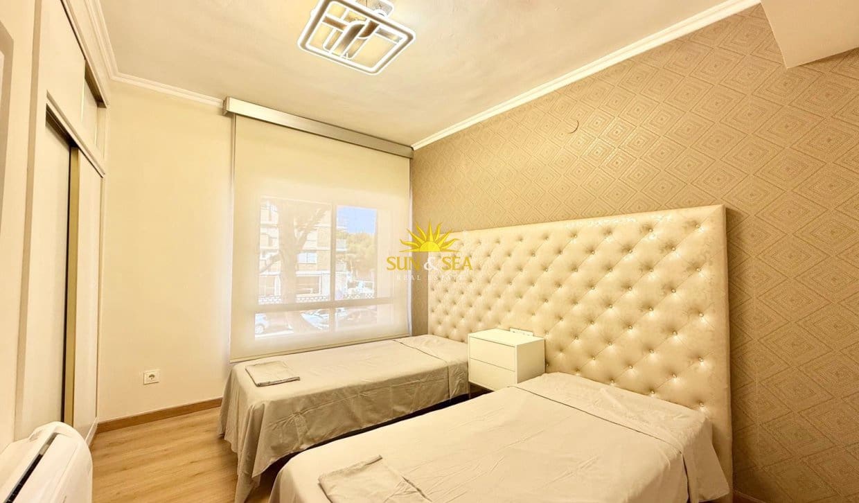 Chalet de 4 habitaciones en La Zenia en alquiler con piscina - 2.900 € (Ref: 10165456)