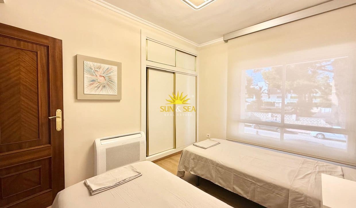 Chalet de 4 habitaciones en La Zenia en alquiler con piscina - 2.900 € (Ref: 10165456)