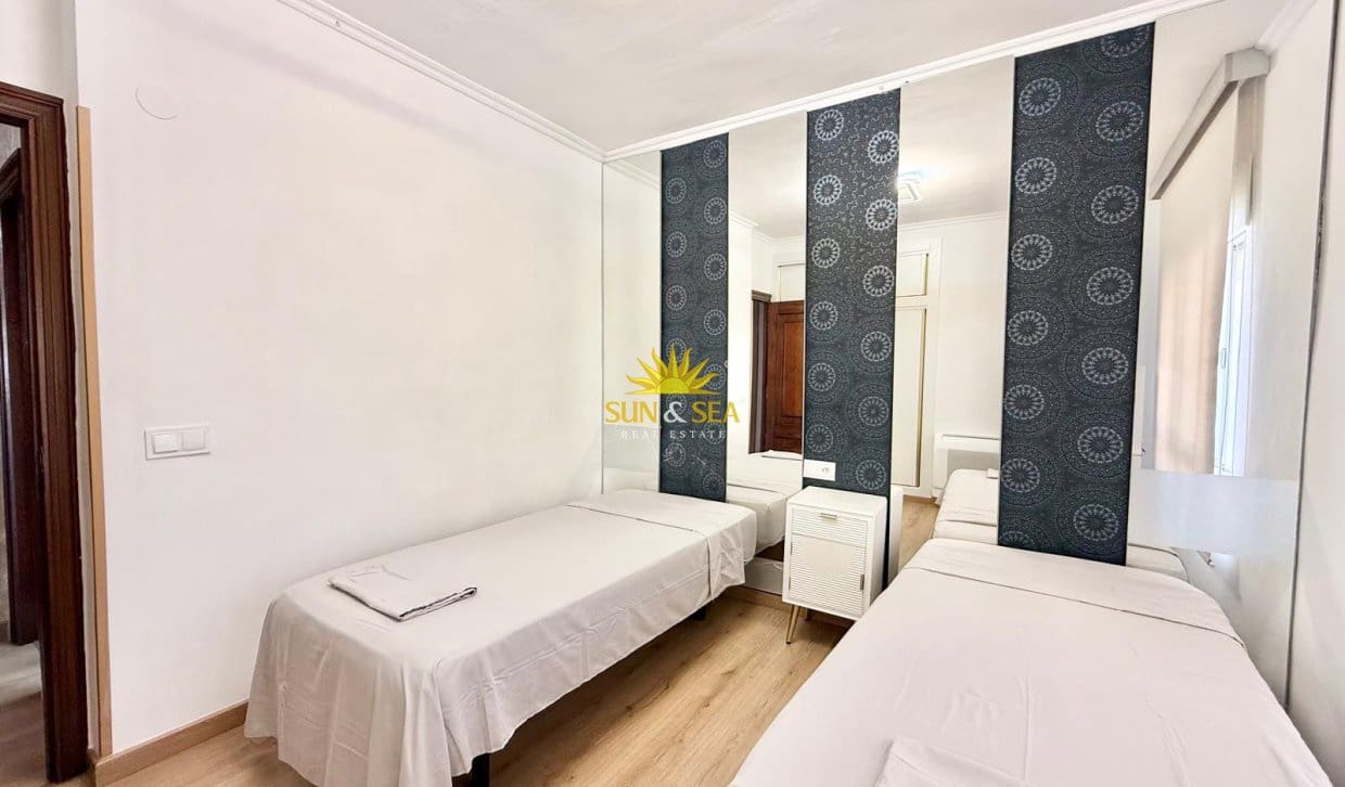 Chalet de 4 habitaciones en La Zenia en alquiler con piscina - 2.900 € (Ref: 10165456)