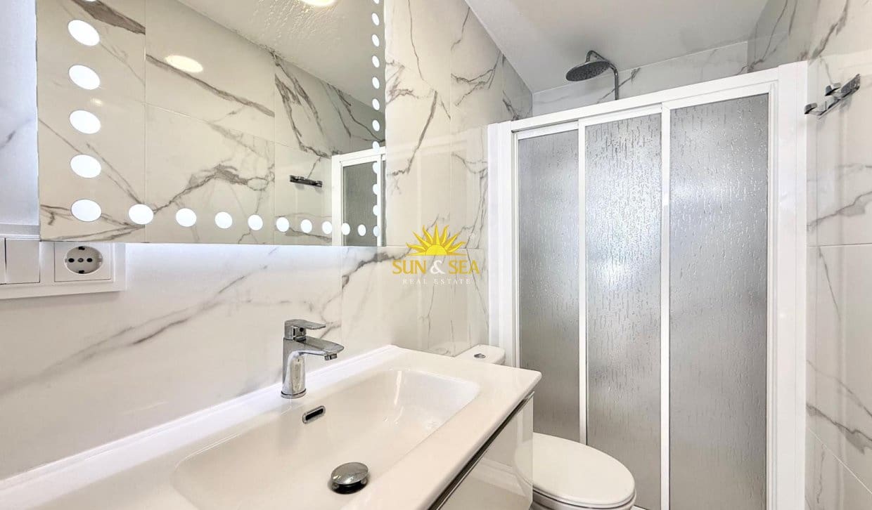 Chalet de 4 habitaciones en La Zenia en alquiler con piscina - 2.900 € (Ref: 10165456)