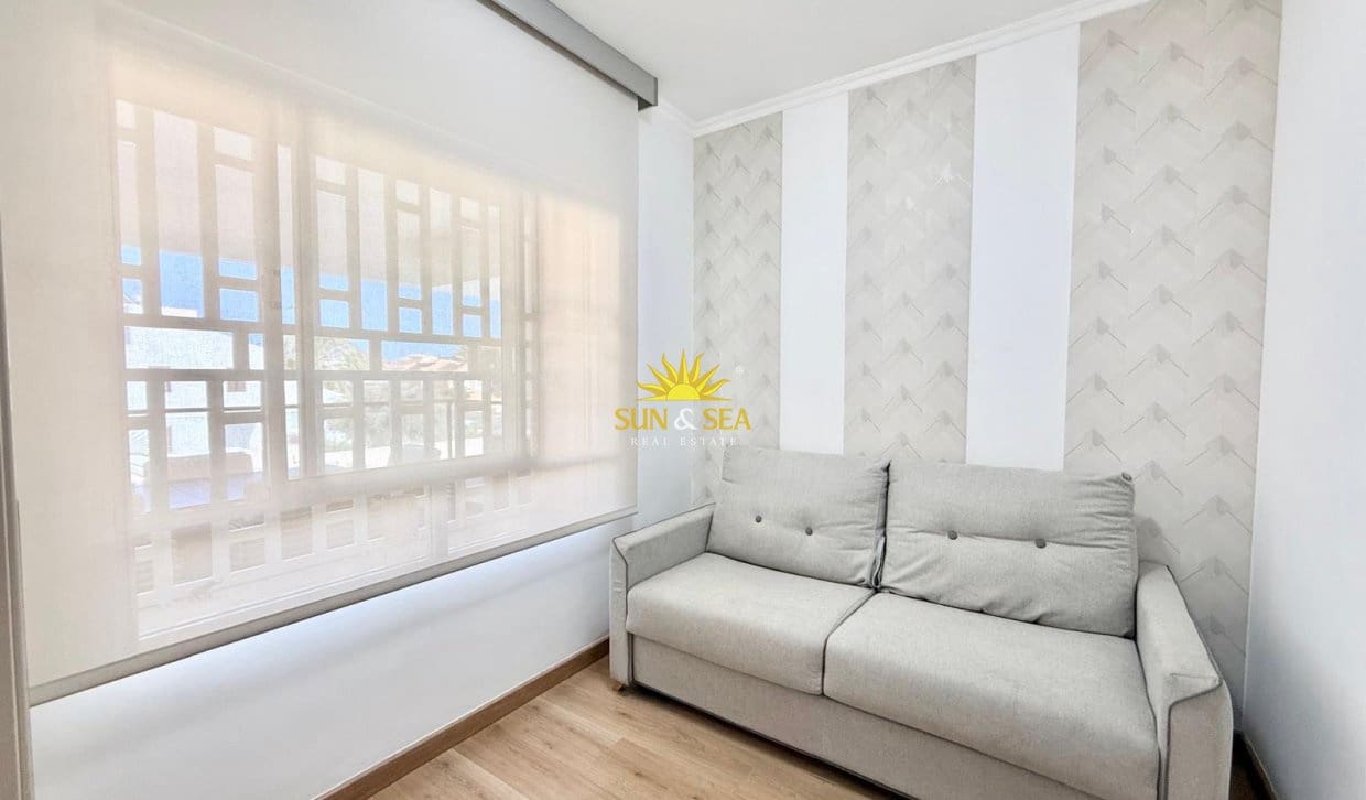 Chalet de 4 habitaciones en La Zenia en alquiler con piscina - 2.900 € (Ref: 10165456)
