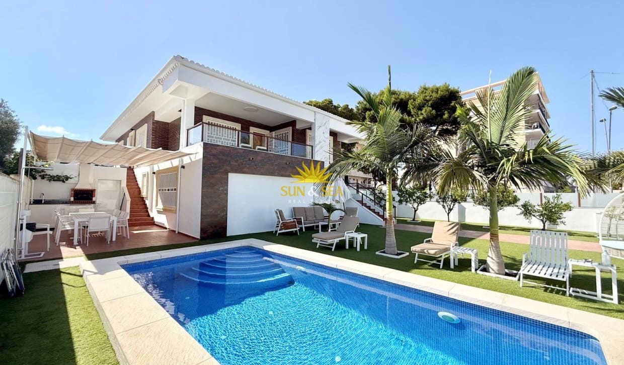 Chalet de 4 habitaciones en La Zenia en alquiler con piscina - 2.900 € (Ref: 10165456)
