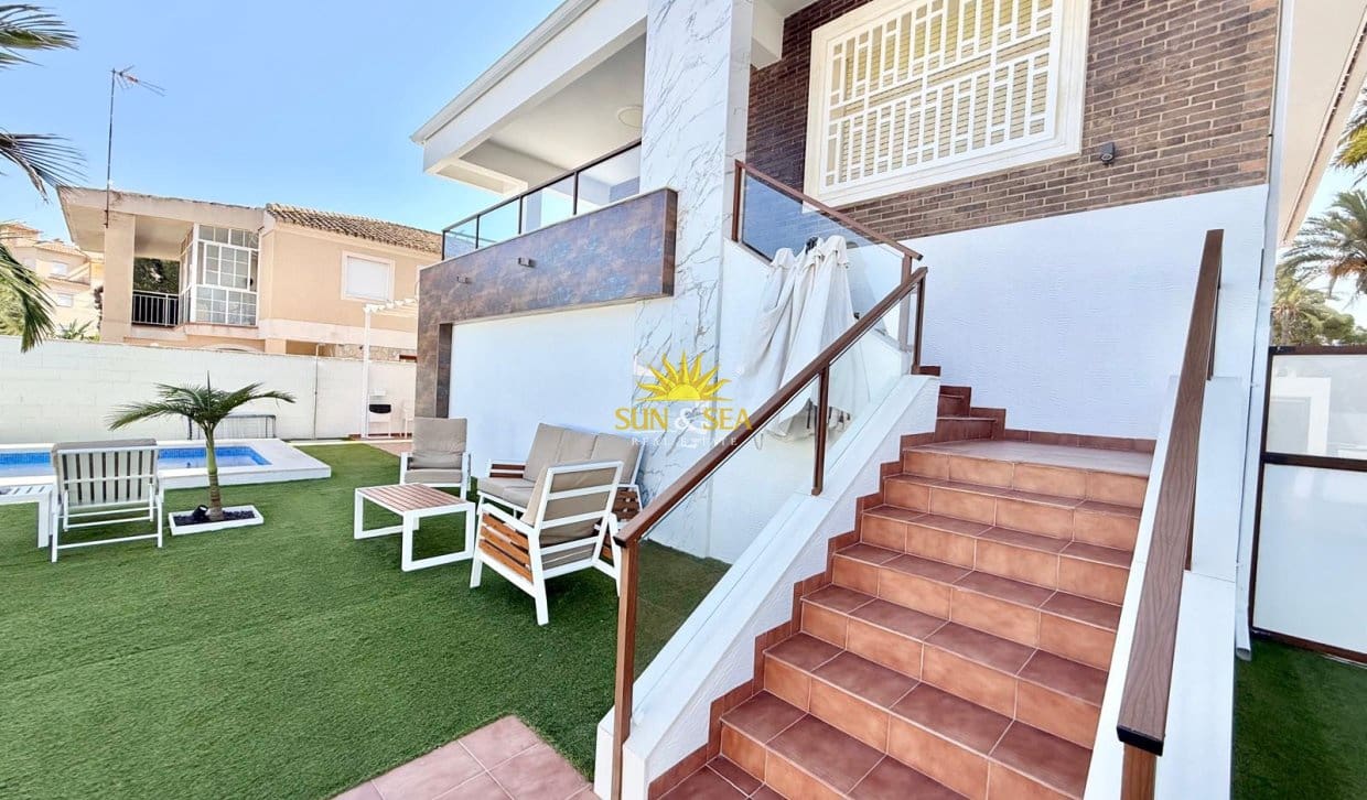 Chalet de 4 habitaciones en La Zenia en alquiler con piscina - 2.900 € (Ref: 10165456)