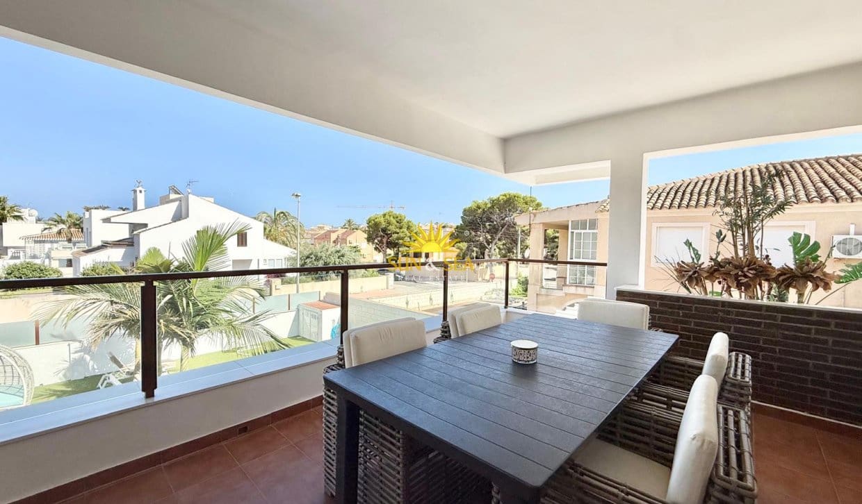 Chalet de 4 habitaciones en La Zenia en alquiler con piscina - 2.900 € (Ref: 10165456)