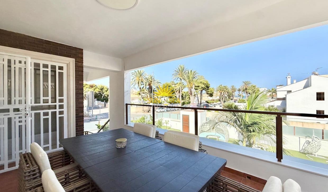 Chalet de 4 habitaciones en La Zenia en alquiler con piscina - 2.900 € (Ref: 10165456)