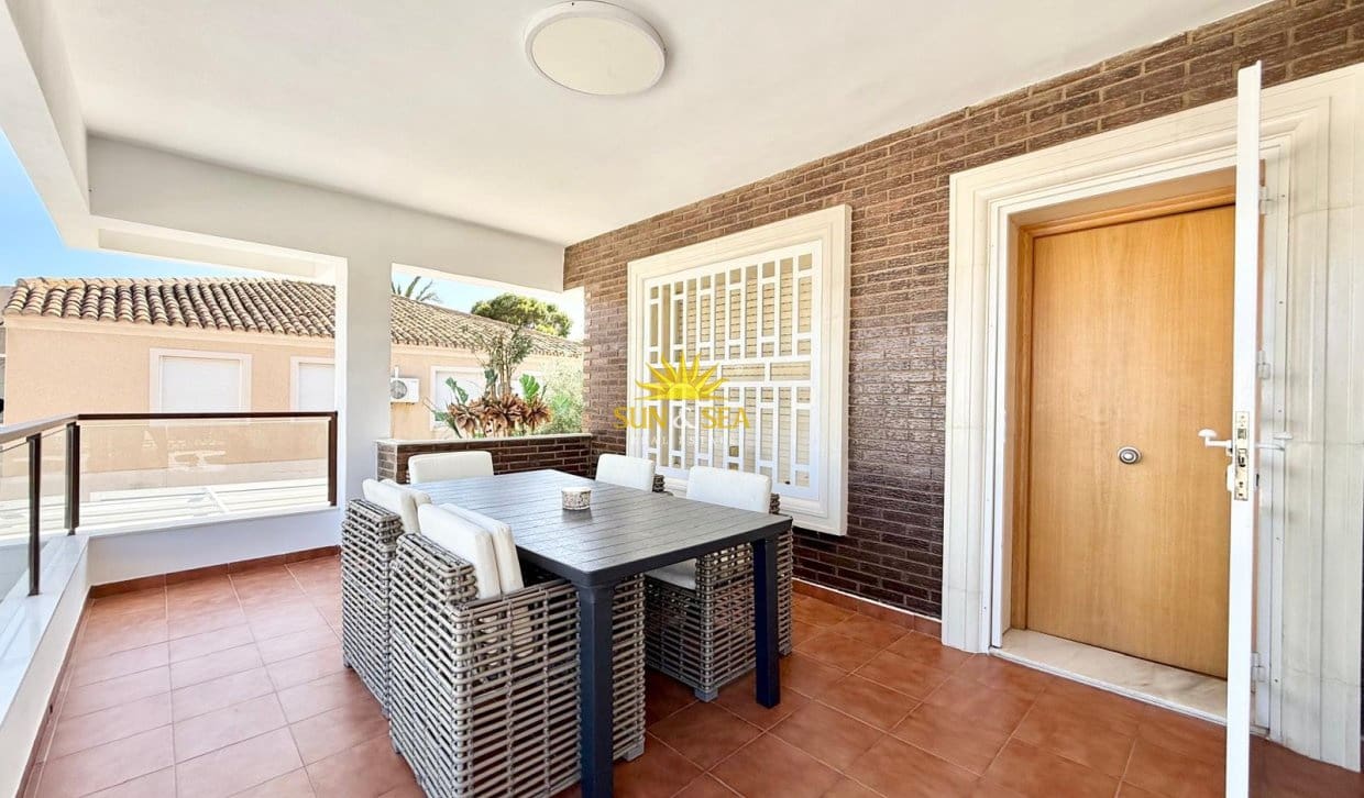Chalet de 4 habitaciones en La Zenia en alquiler con piscina - 2.900 € (Ref: 10165456)