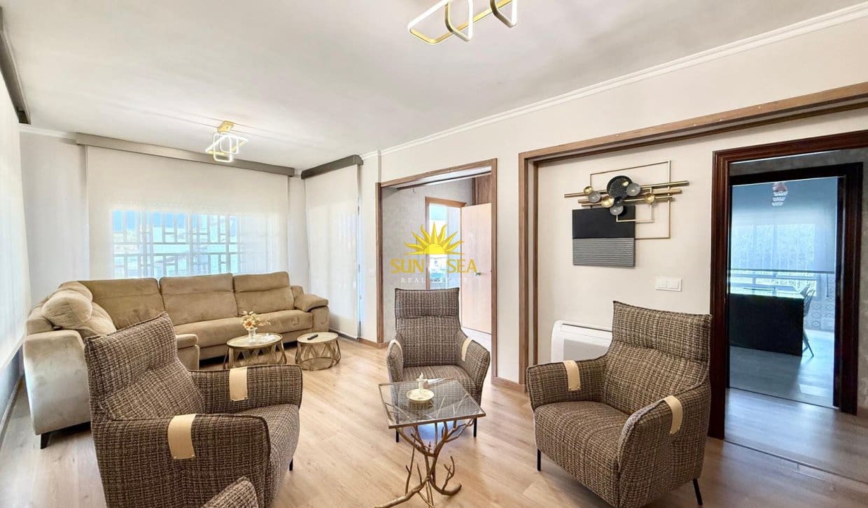 Chalet de 4 habitaciones en La Zenia en alquiler con piscina - 2.900 € (Ref: 10165456)