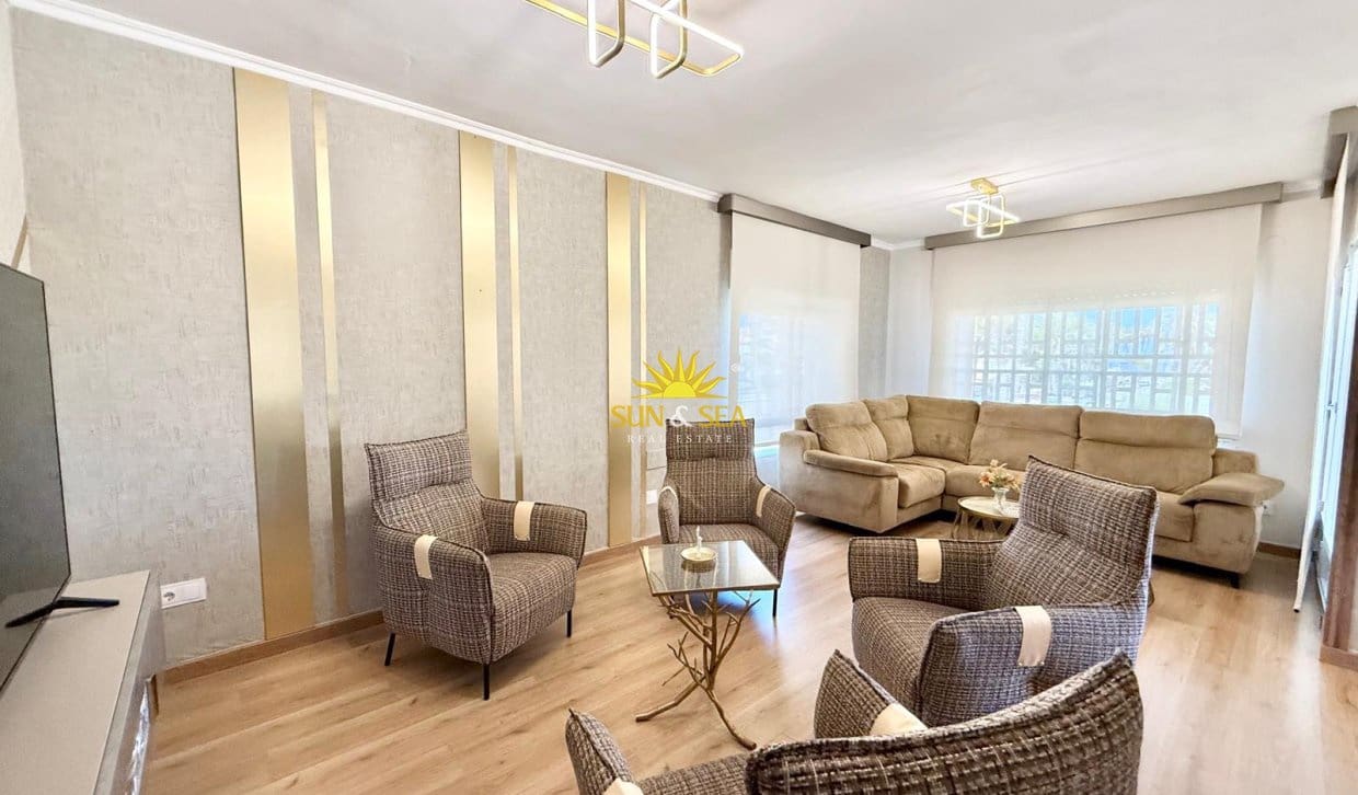 Chalet de 4 habitaciones en La Zenia en alquiler con piscina - 2.900 € (Ref: 10165456)