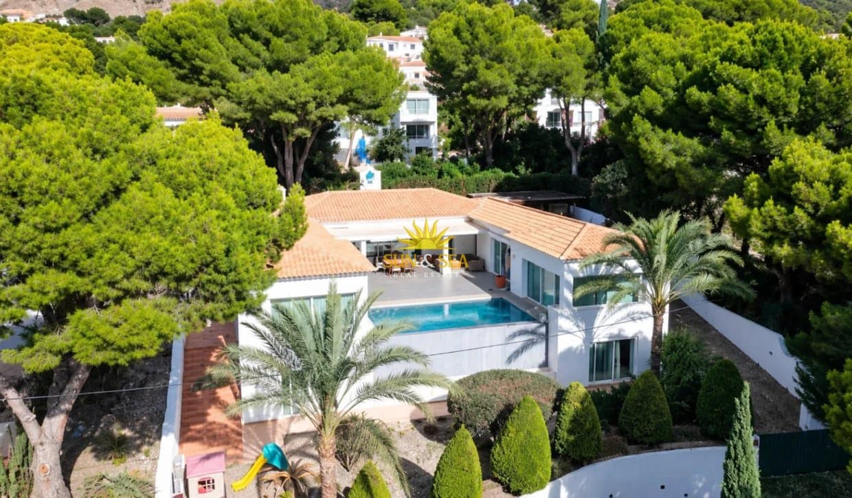4 bedroom Villa for sale in Altea with pool garage - € 1,450,000 (Ref: 10166953)