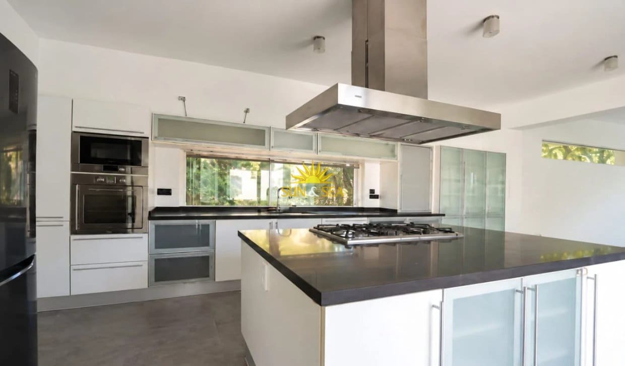 4 bedroom Villa for sale in Altea with pool garage - € 1,450,000 (Ref: 10166953)