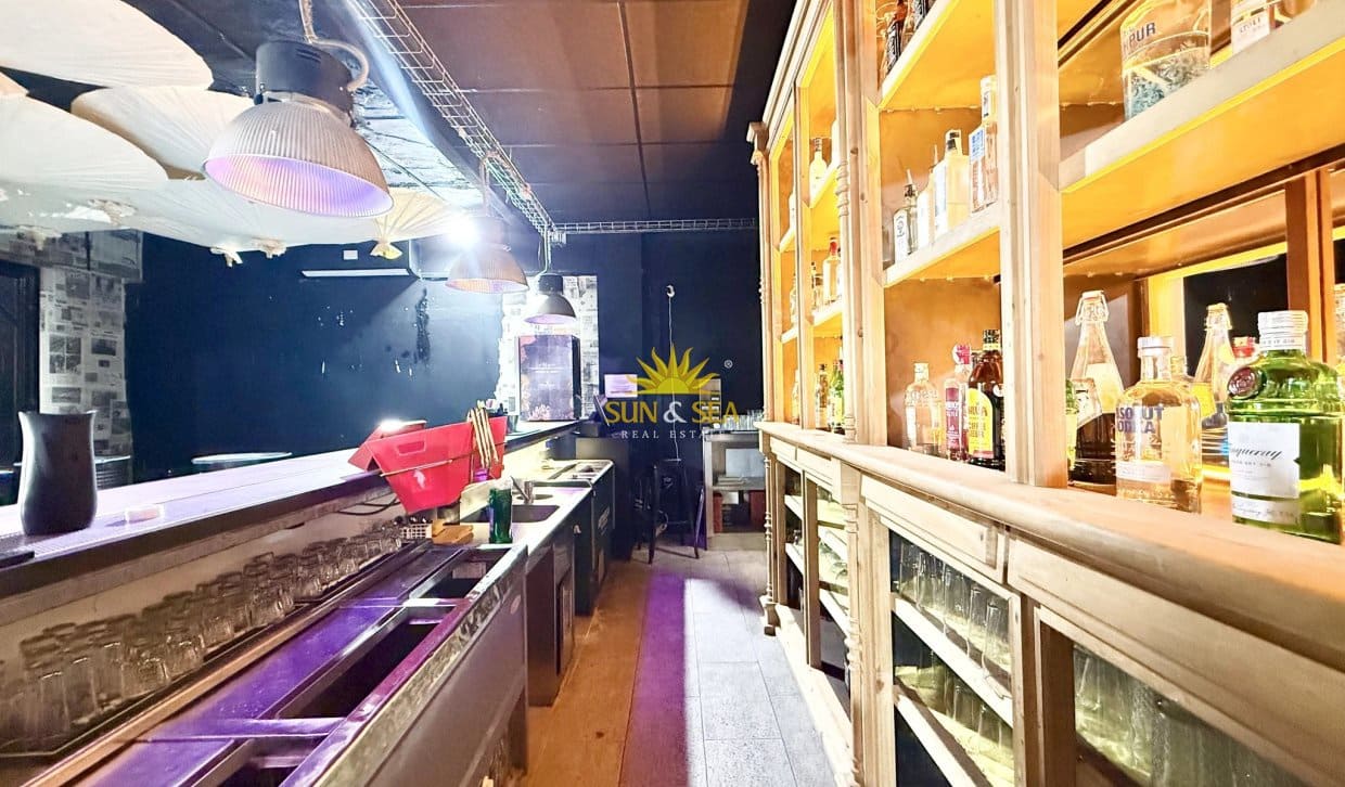 1 soverom Kommersiell til salgs i Torrevieja - € 650 000 (Ref: 10167446)