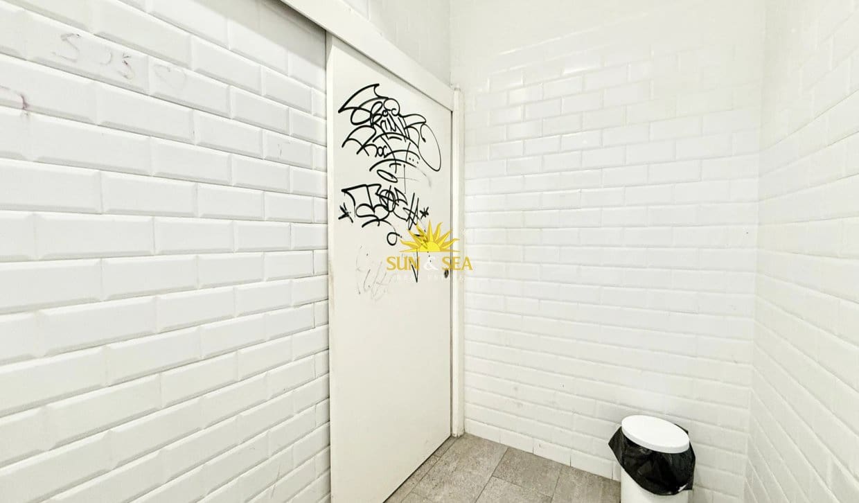 1 soverom Kommersiell til salgs i Torrevieja - € 650 000 (Ref: 10167446)