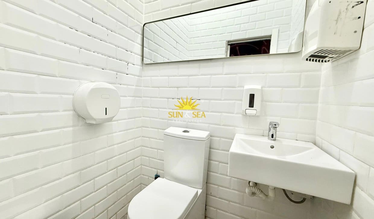 1 sovrum Kommersiell att hyra i Torrevieja med garage - 2 000 € (Ref: 10167447)