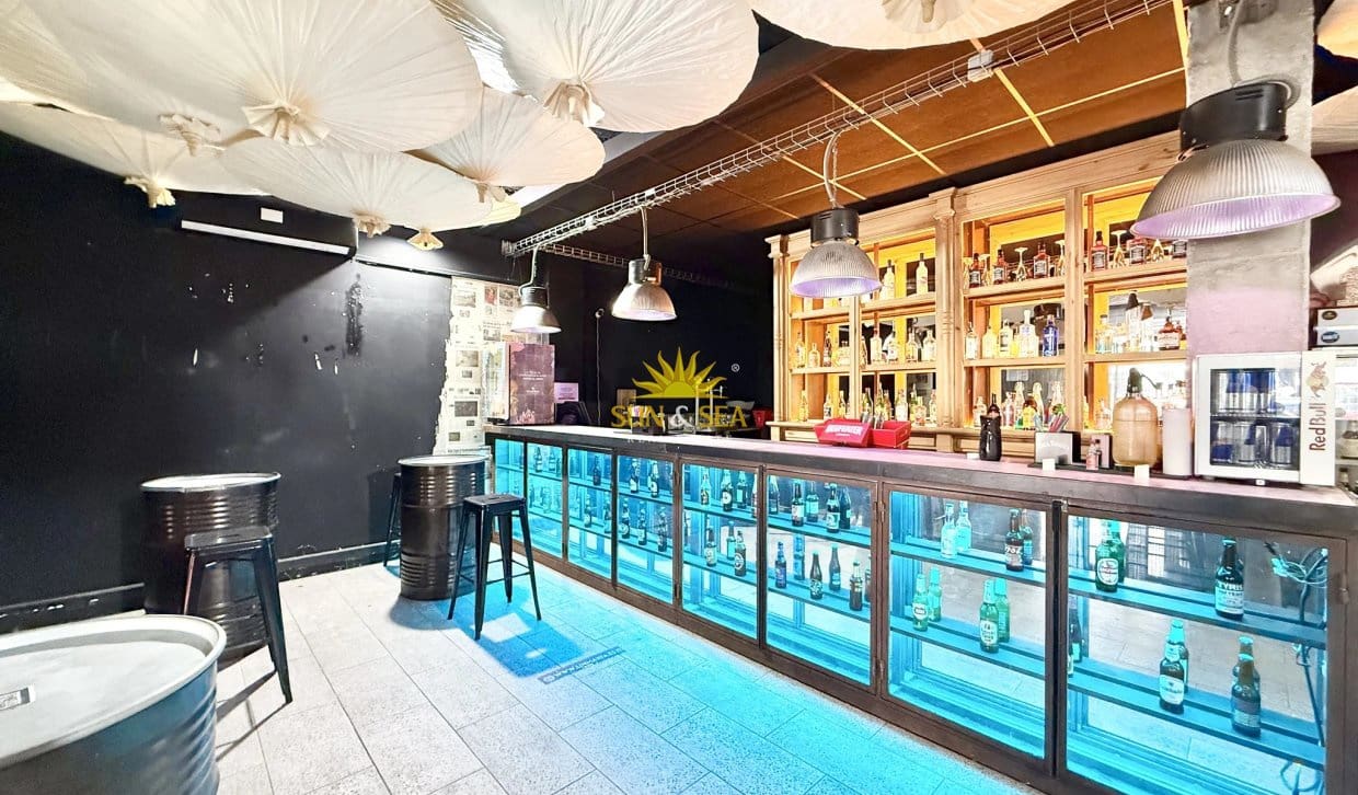 1 sovrum Kommersiell att hyra i Torrevieja med garage - 2 000 € (Ref: 10167447)