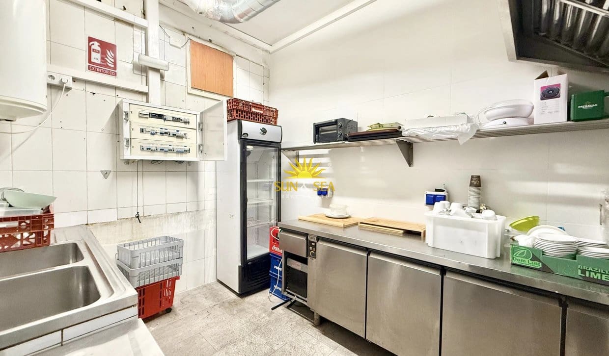 1 sovrum Kommersiell att hyra i Torrevieja med garage - 2 000 € (Ref: 10167447)