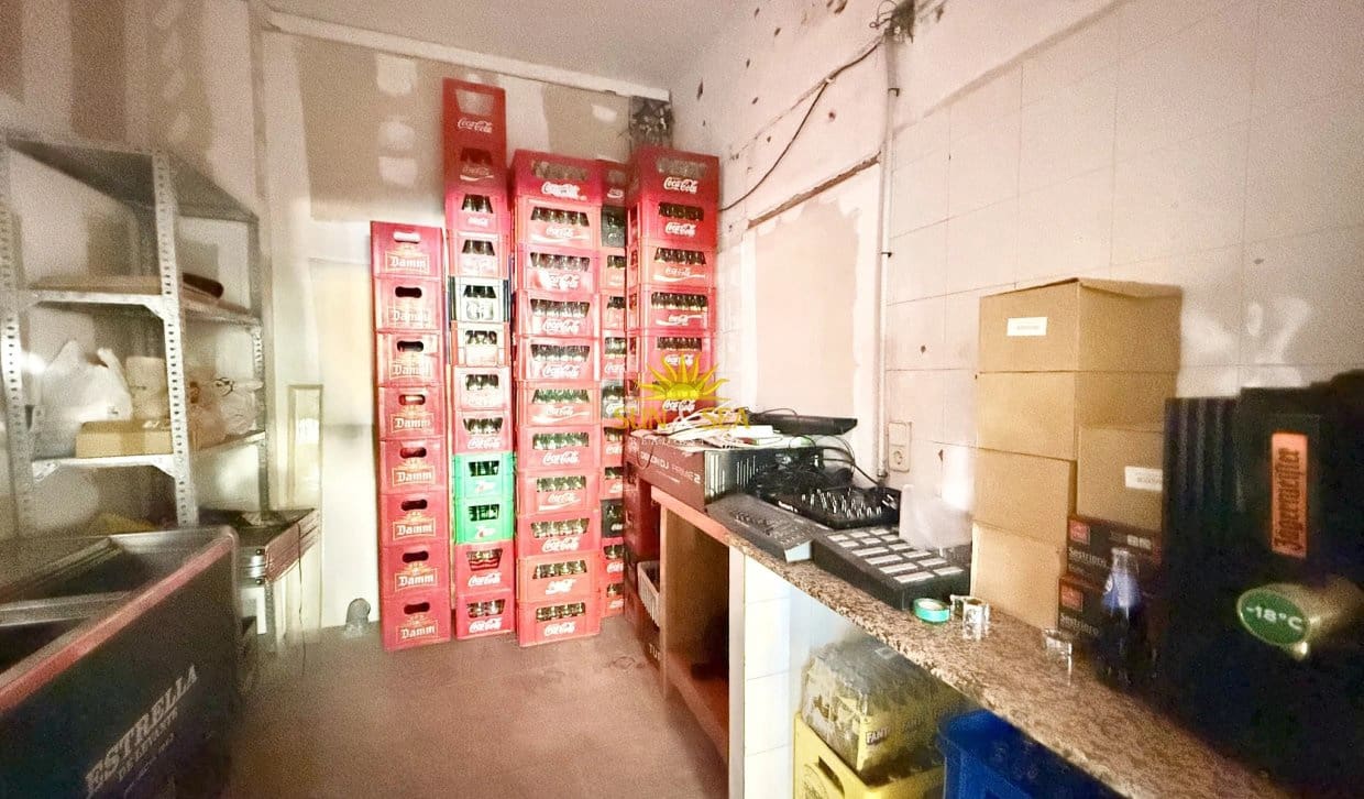1 sovrum Kommersiell att hyra i Torrevieja med garage - 2 000 € (Ref: 10167447)