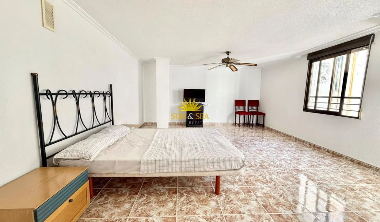 Appartement de 2 chambres à louer à Torrevieja - 1 000 € (Ref: 10167540)