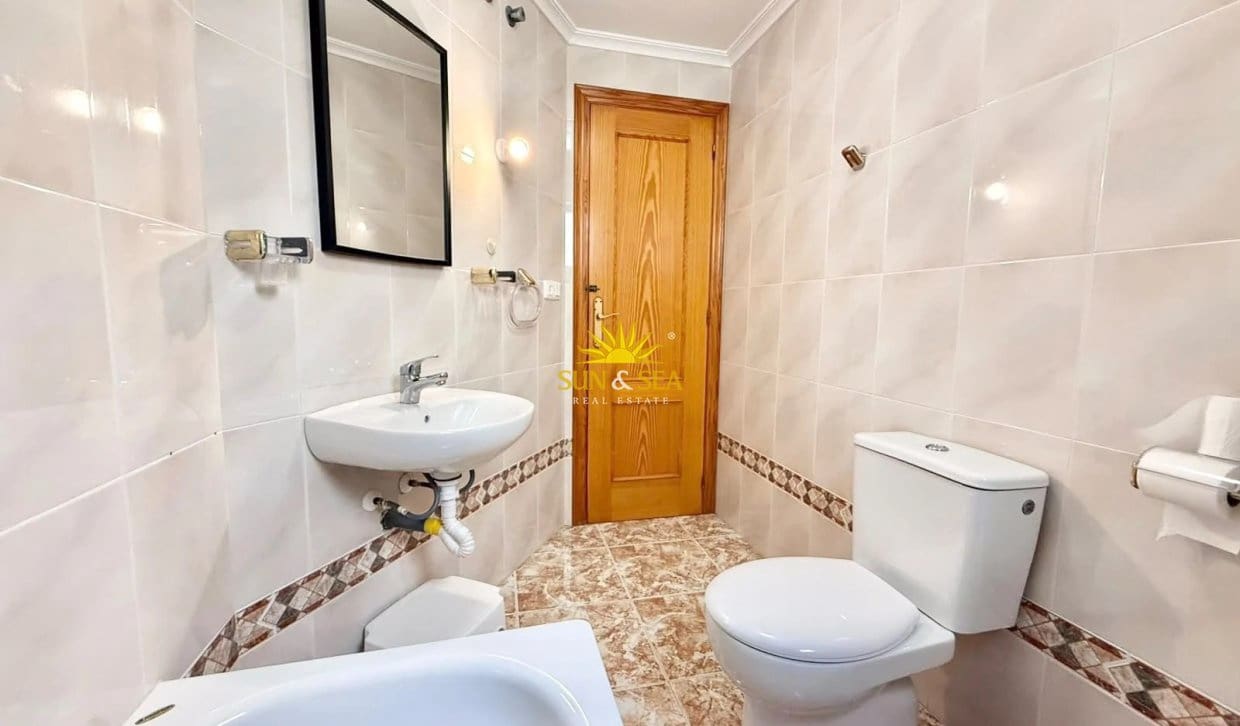 Appartement de 2 chambres à louer à Torrevieja - 1 000 € (Ref: 10167540)