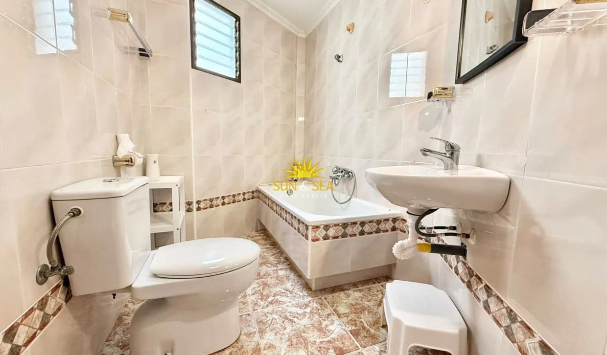 Appartement de 2 chambres à louer à Torrevieja - 1 000 € (Ref: 10167540)