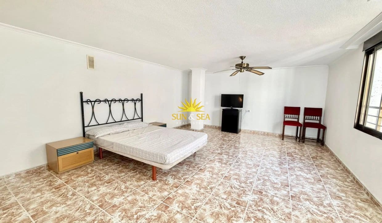 Appartement de 2 chambres à louer à Torrevieja - 1 000 € (Ref: 10167540)
