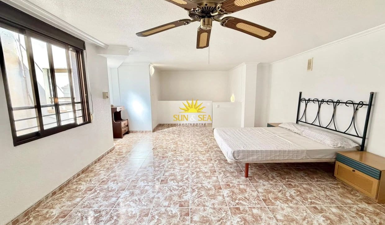 Appartement de 2 chambres à louer à Torrevieja - 1 000 € (Ref: 10167540)