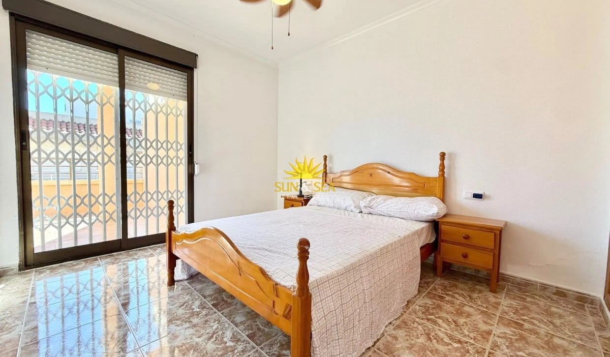Appartement de 2 chambres à louer à Torrevieja - 1 000 € (Ref: 10167540)