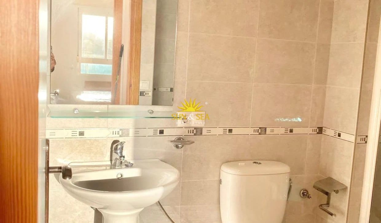 1 slaapkamer Appartement te huur in Guardamar del Segura met garage - € 800 (Ref: 10168841)