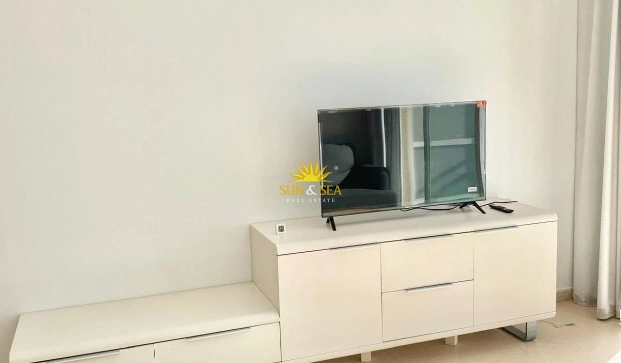 1 slaapkamer Appartement te huur in Guardamar del Segura met garage - € 800 (Ref: 10168841)