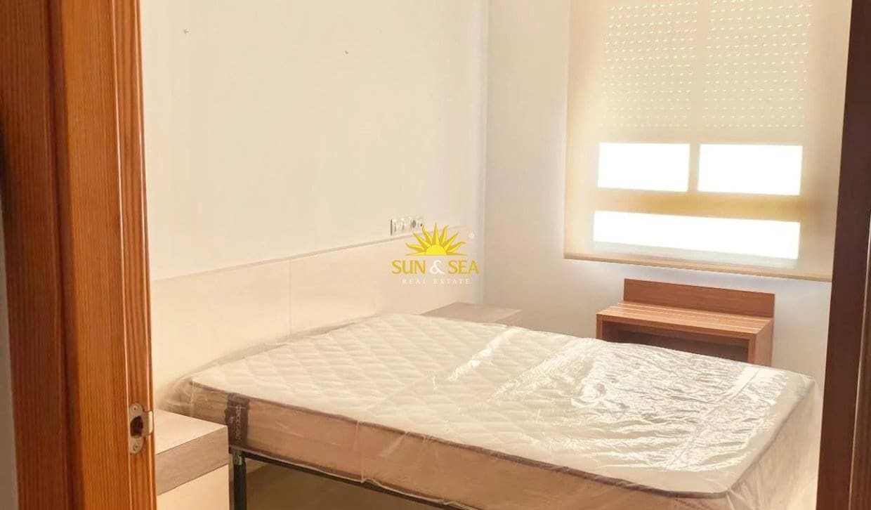 1 slaapkamer Appartement te huur in Guardamar del Segura met garage - € 800 (Ref: 10168841)