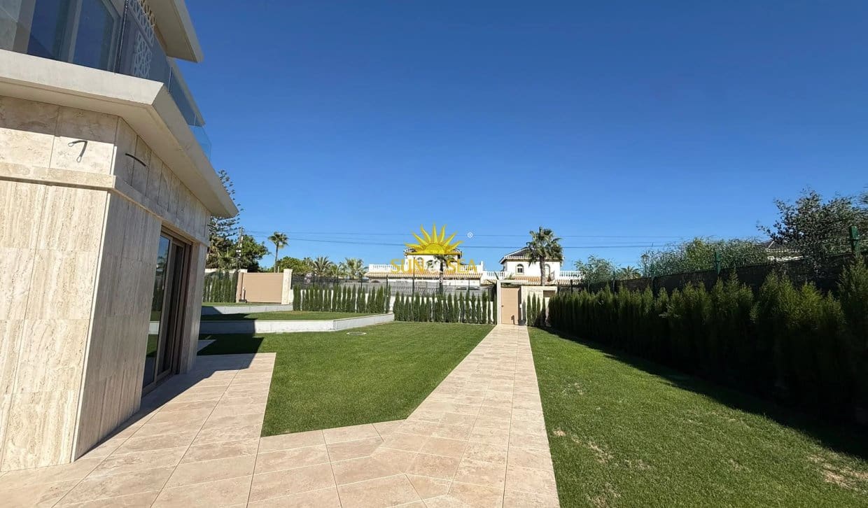 6 bedroom Villa for sale in La Mata with pool garage - € 4,700,000 (Ref: 10169038)