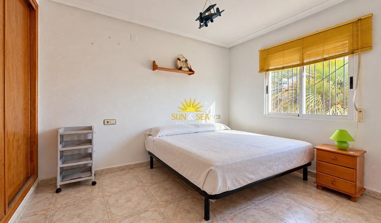 3 slaapkamer Halfvrijstaande villa te huur in Orihuela Costa met zwembad garage - € 1.600 (Ref: 10169334)