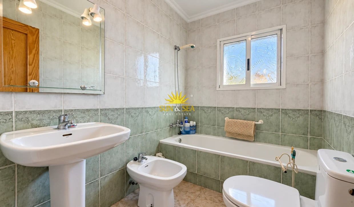 3 slaapkamer Halfvrijstaande villa te huur in Orihuela Costa met zwembad garage - € 1.600 (Ref: 10169334)