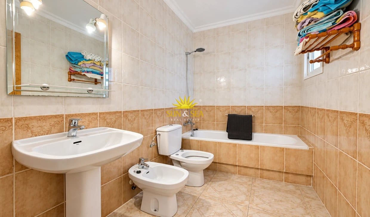 3 slaapkamer Halfvrijstaande villa te huur in Orihuela Costa met zwembad garage - € 1.600 (Ref: 10169334)