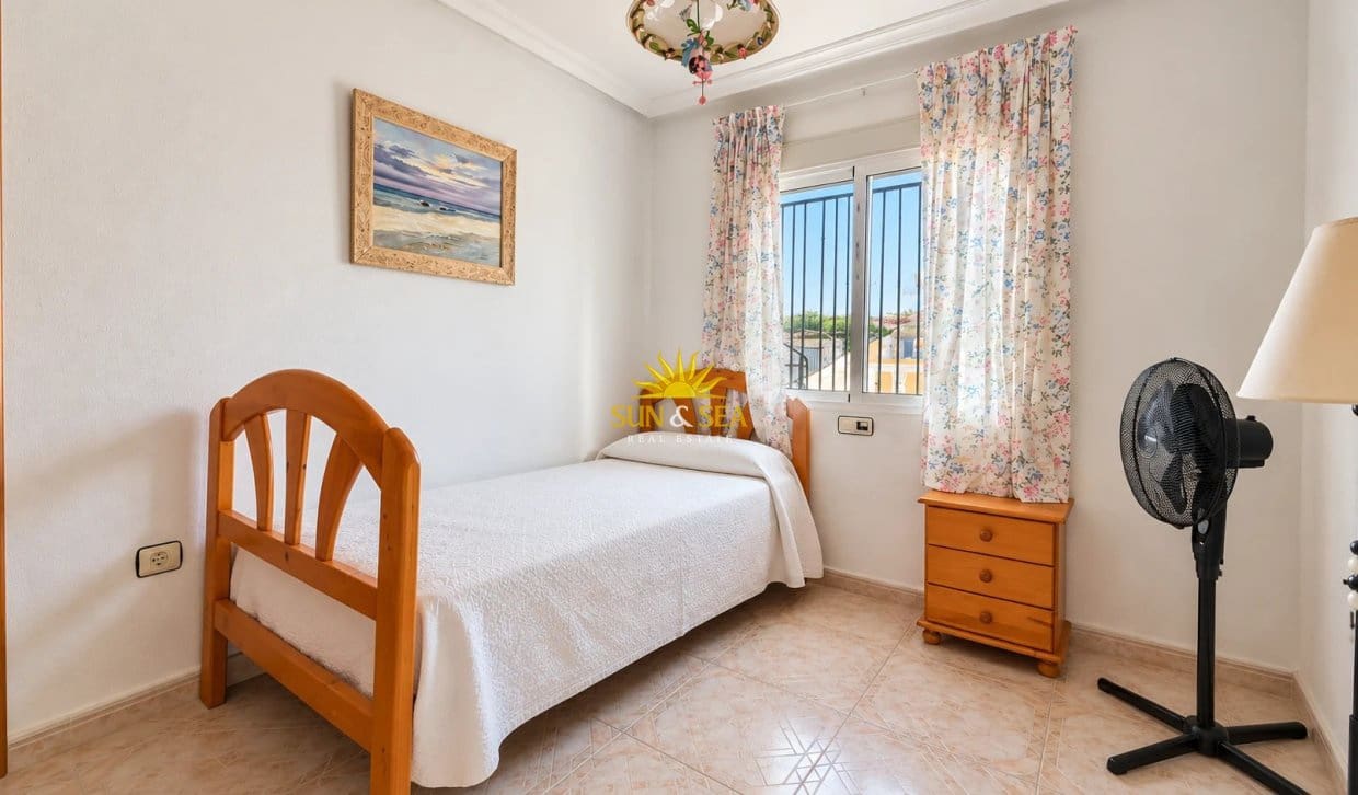 3 slaapkamer Halfvrijstaande villa te huur in Orihuela Costa met zwembad garage - € 1.600 (Ref: 10169334)