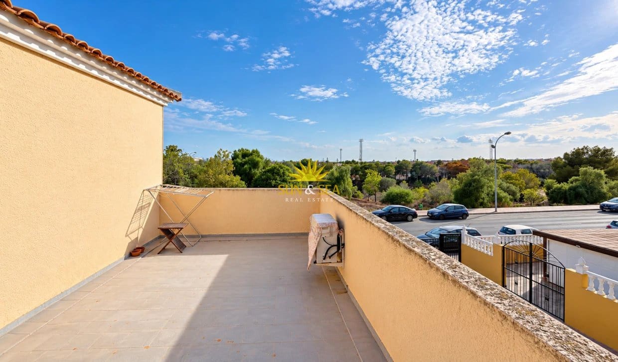3 slaapkamer Halfvrijstaande villa te huur in Orihuela Costa met zwembad garage - € 1.600 (Ref: 10169334)