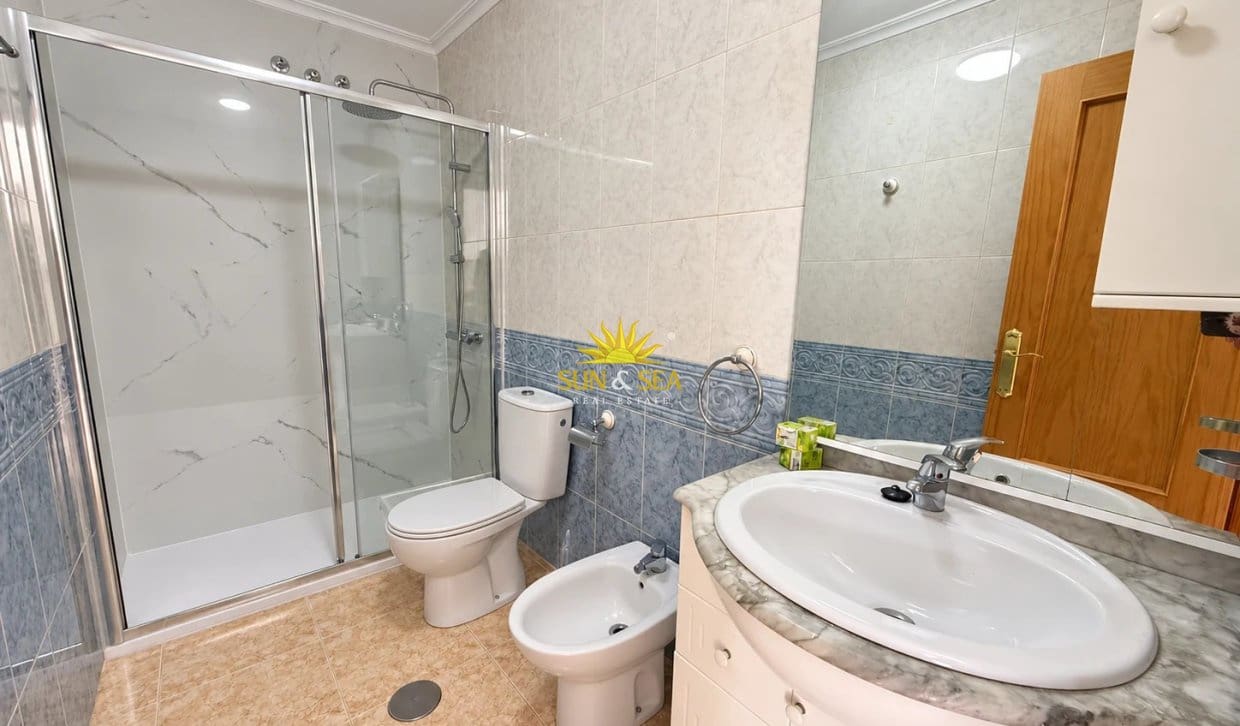 2 soveværelse Lejlighed til salg i Torrevieja med swimmingpool - € 155.000 (Ref: 10172119)