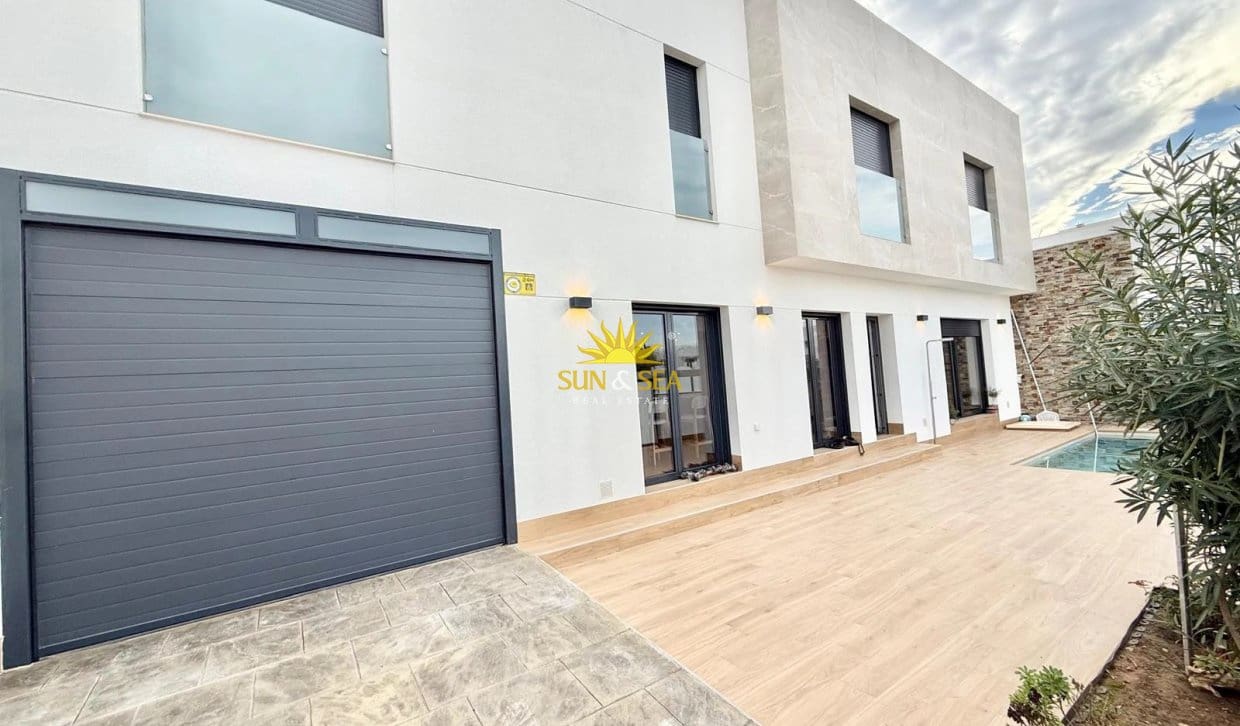 4 sypialnia Willa na sprzedaż w Pilar de la Horadada z basenem garażem - 650 000 € (Ref: 10175761)